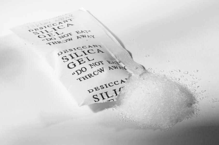 Desiccant silica gel packet Karam Miri/Hemera/Thinkstock
